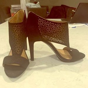 Black peep toe pumps